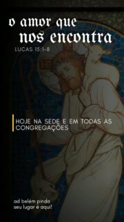 O Amor que nos Encontra
Escritura Base
"Aproximavam-se de Jesus todos os publicanos e pecadores para o ouvirem. E os fariseus e os escribas murmuravam, dizendo: Este recebe pecadores e come com eles." — Lucas 15:1-2
O Escândalo da Mesa
Lucas 15 começa com uma cena perturbadora: Jesus rodeado por dois grupos em choque. De um lado, os publicanos e pecadores — socialmente desprezados e moralmente excluídos. Do outro, os fariseus e escribas — os guardiões da lei e especialistas em justiça.

O que os une é a presença de Jesus. Mas é aqui que o problema surge: os fariseus não reclamam em voz alta; eles murmuram (diagongyzo). Para eles, o fato de Jesus comer com pecadores era um escândalo de identificação. Na cultura da época, sentar-se à mesa era um gesto de aceitação profunda. Eles acreditavam que Jesus estava comprometendo Sua santidade ao se "contaminar" com os errados.

Os Diferentes Rostos da Perdição
Em resposta, Jesus conta três parábolas: a ovelha, a moeda e o filho perdido. Elas formam um retrato sofisticado do que significa estar longe de Deus:

A Ovelha (v. 4-5): Representa quem se perde por ingenuidade ou distração. Ela se afasta passo a passo, sem uma intenção rebelde, até que se vê completamente indefesa.
A Moeda (v. 8): Representa quem se perde por descuido alheio ou circunstâncias do ambiente. A moeda é passiva; ela caiu no escuro por uma falha externa, sem ter participado da própria perda.
O Filho Pródigo: Representa a rebeldia deliberada. Alguém que sabe o que faz e assume o custo da separação.
Jesus ensina que a perdição não tem um único rosto, mas todos — o ingênuo, o negligenciado e o rebelde — precisam ser encontrados pelo mesmo amor.

A Iniciativa de Quem Busca
O ponto central não é o esforço do perdido para voltar, mas a iniciativa de quem busca. O pastor deixa as noventa e nove e vai ao deserto. A mulher acende a candeia e varre a casa inteira.

Isso destrói a lógica religiosa de que a espiritualidade é uma "subida" humana até Deus. Jesus vira o raciocínio: não é o perdido que encontra o caminho, é o Salvador que encontra o perdido. Se a salvação dependesse da nossa capacidade de nos