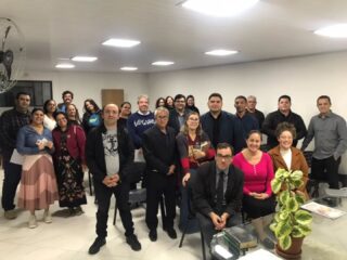 Missão dada, projeto apresentado! 📖🔥
​Nesta última quarta-feira, a nossa turma do Curso de Formação de Líderes da AD Belém Pinda viveu mais uma etapa marcante. Chegou a vez de ir para a frente da sala e apresentar os nossos Projetos de Evangelização!
​Foram semanas de muito estudo bíblico, planejamento estratégico e oração para que cada ideia saia do papel e alcance vidas que precisam do amor de Cristo. O coração de cada futuro líder bate forte pela Grande Comissão!
​Arrasta para o lado para conferir como foi esse momento de dedicação, aprendizado e comunhão da turma. ➡️📸
​Seguimos firmes, nos capacitando para melhor servir ao Senhor e à Sua igreja!
Agradecimento ao nosso Pastor Euclides Vaz Junior, e aos  pastores Leandro, Renato e Allen.
​"Ide por todo o mundo e pregai o evangelho a toda criatura." — Marcos 16:15
​#ADBelemPinda #FormacaoDeLideres #Evangelismo #Missoes